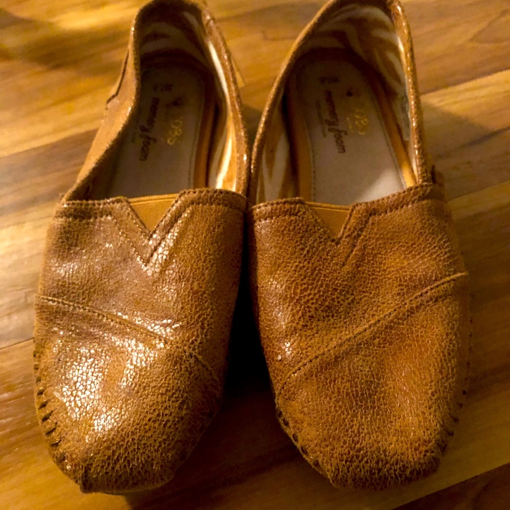 NWOT Women’s Size 7.5 BOBS from Skechers Memory Foam 100% leather insole shoe